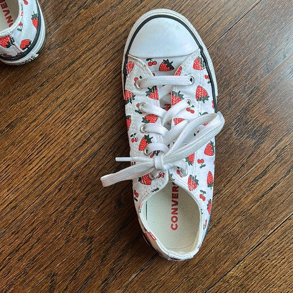 Converse strawberry sneakers - Picture 9 of 12